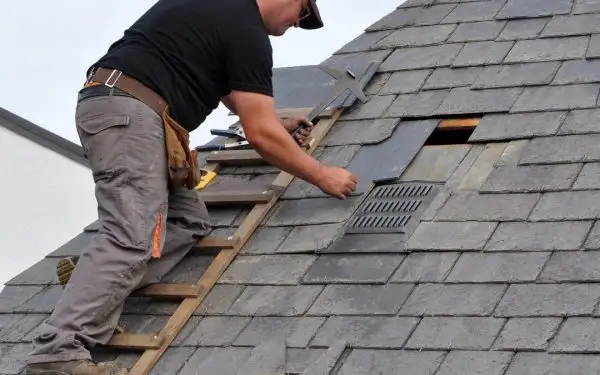 roofer-2967759_1920-1080x675-1-e1671217462273